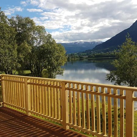 At The Lakeside - Villa Skulestadmo Kültér fotó